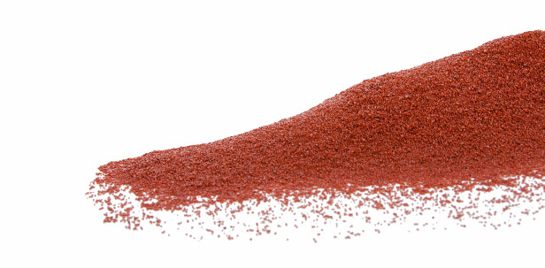 Křemičitý písek bordó, hrubost: 0,3–1,4 mm, balení: 2 kg