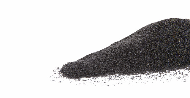 Křemičitý písek černý, hrubost: 0,3–1,4 mm, balení: 2 kg